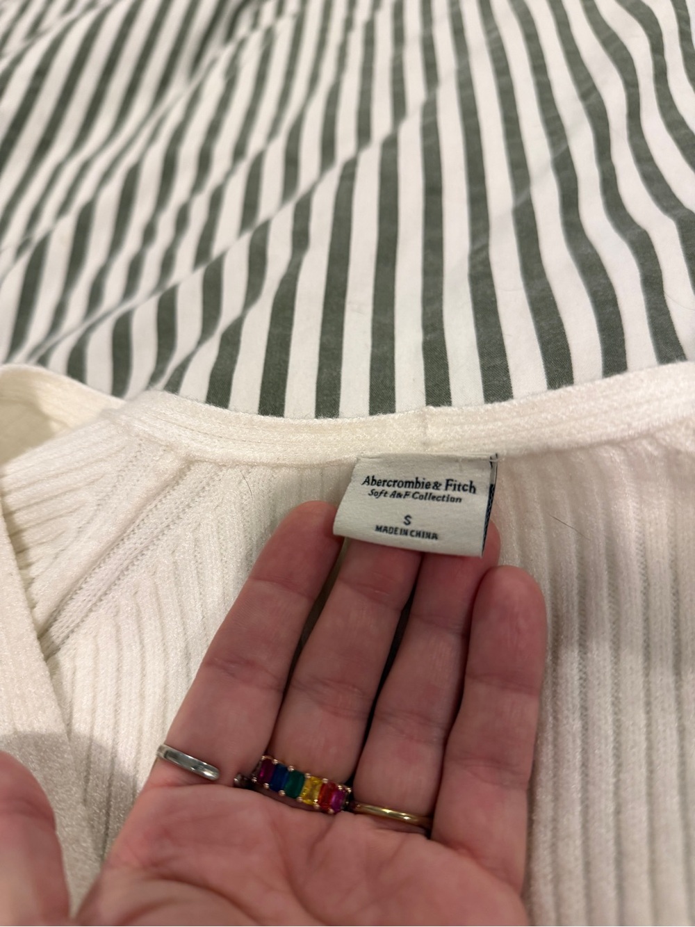 Abercrombie & Fitch Cream Ribbed V-Neck Sweater - Picture 4 of 4